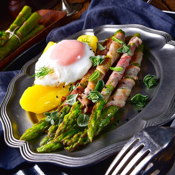Espargos verdes deliciosos envoltos em bacon e ovo — Fotografia de Stock