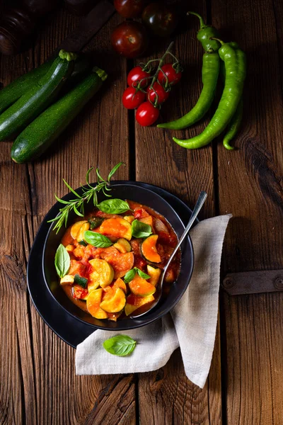 Zucchini vegetarisk ratatouille med tomatsås och örter — Stockfoto