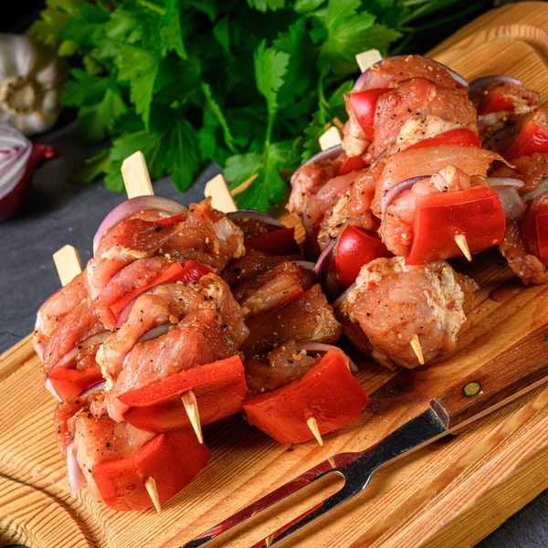 Shish kebab crudo con varias verduras —  Fotos de Stock