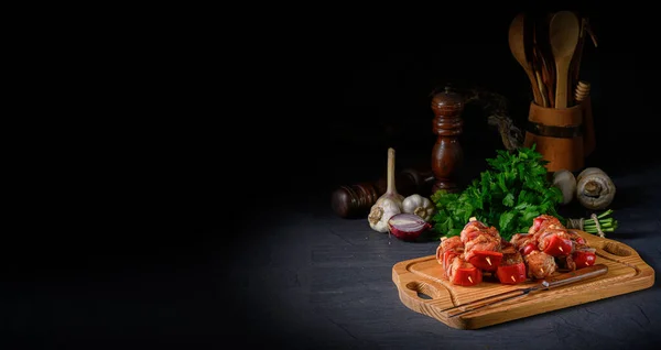 Kebab shish cru com vários legumes — Fotografia de Stock