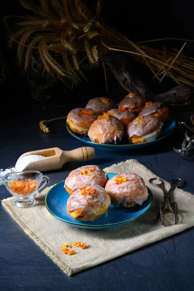 Rosquillas finas de Berlín con relleno y glaseado de mermelada — Foto de Stock