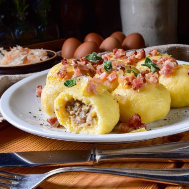 Etli ve mantarlı lahana turşulu Polonya hamur tatlısı.