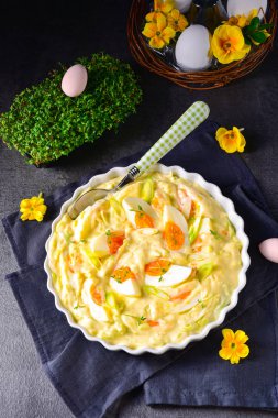 Taze yumurta salatası soğanı ve lezzetli mayonez..