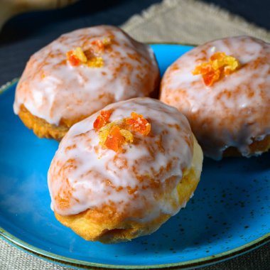 Reçelli ve kremalı Berlin çörekleri.