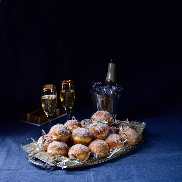 Beaux beignets berlinois avec remplissage de confiture et glaçage — Photo