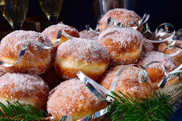 Fine Berlin donuts met jam vulling en glazuur — Stockfoto