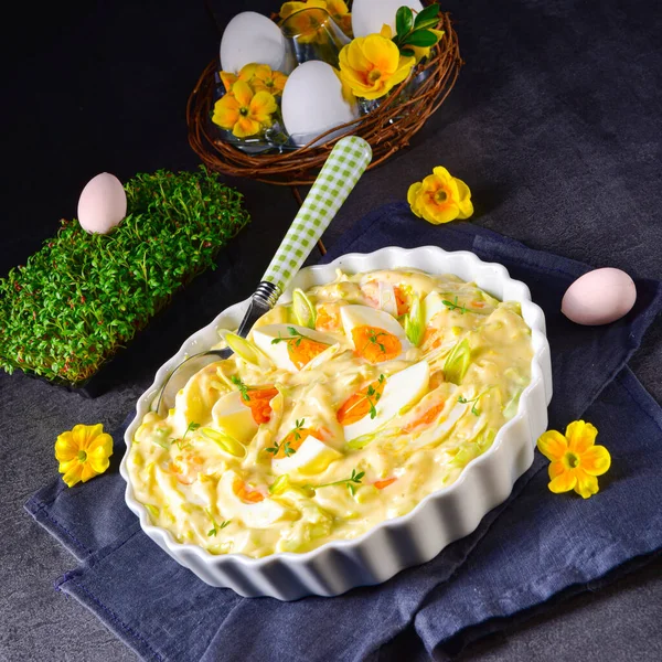 春の卵サラダチャイブとおいしいマヨネーズ. — ストック写真