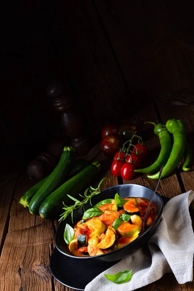 Κολοκυθάκια για χορτοφάγους ratatouille με σάλτσα ντομάτας και βότανα — Φωτογραφία Αρχείου