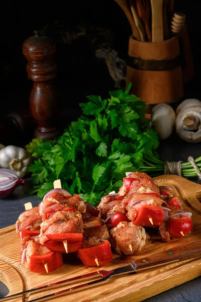 Roher Schaschlik mit verschiedenen Gemüsesorten — Stockfoto