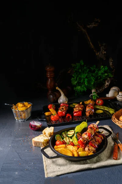 Şiş kebap, çeşitli sebzeler ve baharatlı patates.