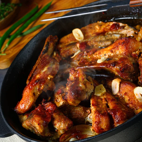 Costillas de cerdo picantes con ajo y salsa barbacoa —  Fotos de Stock