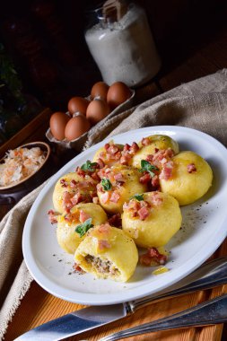 Etli ve mantarlı lahana turşulu Polonya hamur tatlısı.