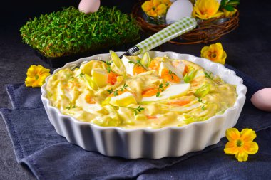 Taze yumurta salatası soğanı ve lezzetli mayonez..