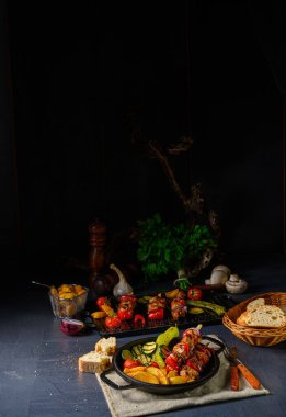 Şiş kebap, çeşitli sebzeler ve baharatlı patates.