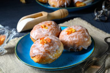 Reçelli ve kremalı Berlin çörekleri.