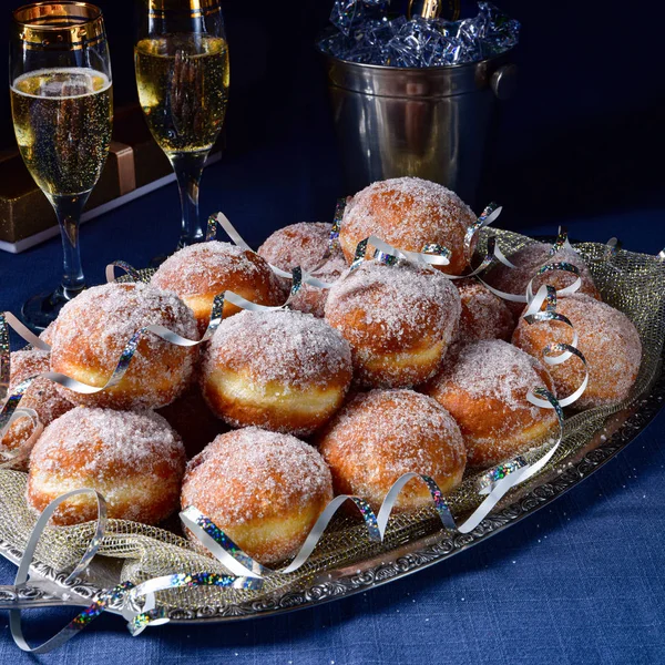 Donuts de Berlim finos com recheio de geléia e cobertura — Fotografia de Stock