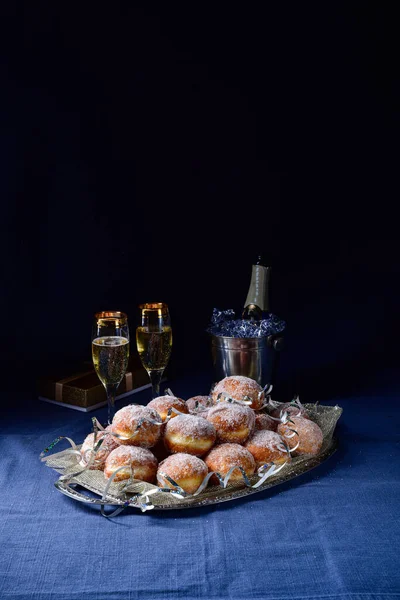 Rosquillas finas de Berlín con relleno y glaseado de mermelada — Foto de Stock