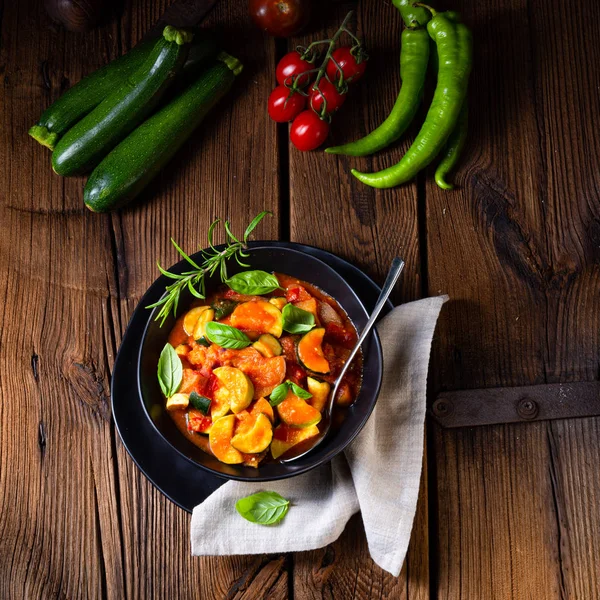 Zucchini vegetarisk ratatouille med tomatsås och örter — Stockfoto