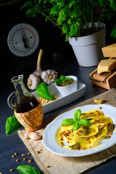 Vegetariano italiano! Tortelli con pinoli arrosto e pesto — Foto Stock