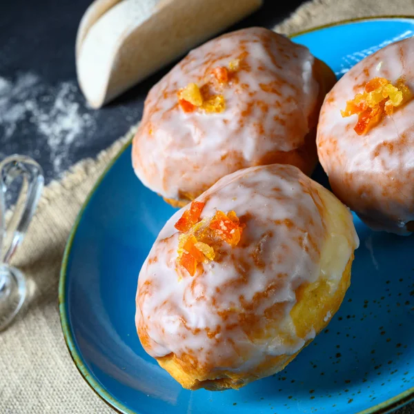 Beaux beignets berlinois avec remplissage de confiture et glaçage — Photo