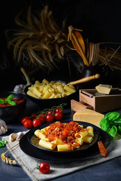 Rigatoni pasta with Bolognese sauce and fresh basil — Stock Photo, Image