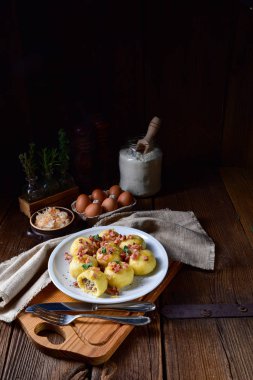 Etli ve mantarlı lahana turşulu Polonya hamur tatlısı.