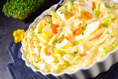 Taze yumurta salatası soğanı ve lezzetli mayonez..