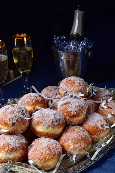 Feine berliner Donuts mit Marmeladenfüllung und Zuckerguss — Stockfoto