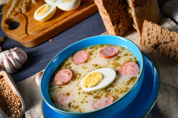 Wielkanoc po polsku: zupa z kwaśnej mąki na śniadanie wielkanocne) — Zdjęcie stockowe