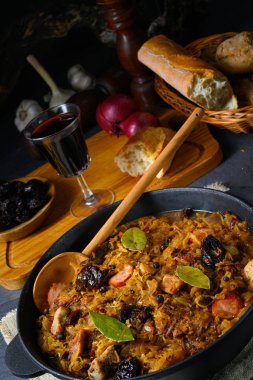 Gerçek bir Polonyalı 'Bigos', kurutulmuş erikli eski bir tariften sonra ve...