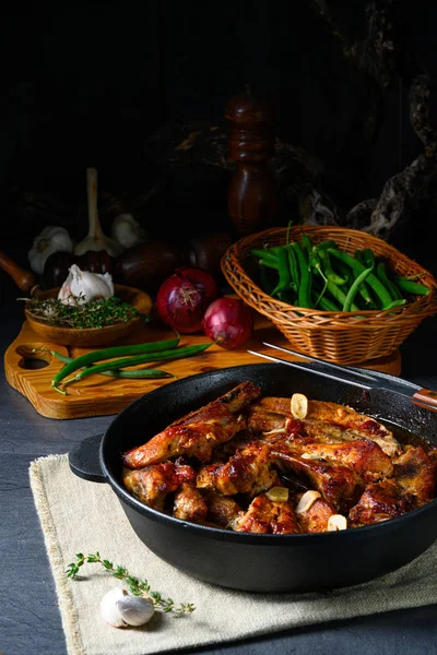 Costelas de porco picantes com alho e molho de churrasco — Fotografia de Stock