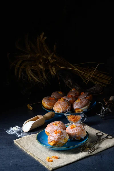 ジャムの充填とアイシングで細かいベルリンドーナツ — ストック写真