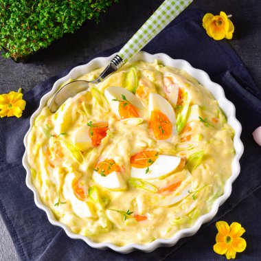 Taze yumurta salatası soğanı ve lezzetli mayonez..