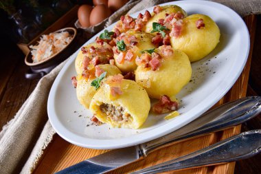 Etli ve mantarlı lahana turşulu Polonya hamur tatlısı.