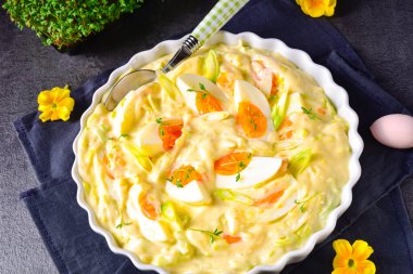 Taze yumurta salatası soğanı ve lezzetli mayonez..