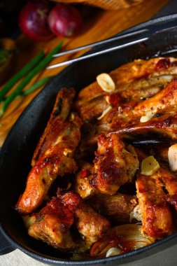 Sarımsak ve barbekü soslu baharatlı domuz kaburgası.