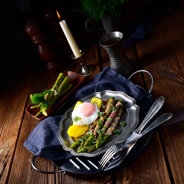 Espargos verdes deliciosos envoltos em bacon e ovo — Fotografia de Stock