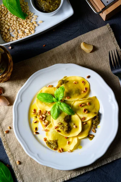 Vegetariano italiano! Tortelli con pinoli arrosto e pesto — Foto Stock