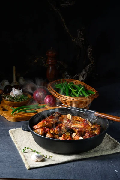 Sarımsak ve barbekü soslu baharatlı domuz kaburgası. — Stok fotoğraf