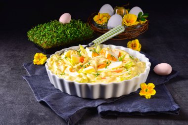 Taze yumurta salatası soğanı ve lezzetli mayonez..