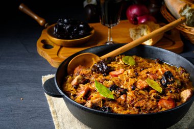 Gerçek bir Polonyalı 'Bigos', kurutulmuş erikli eski bir tariften sonra ve...