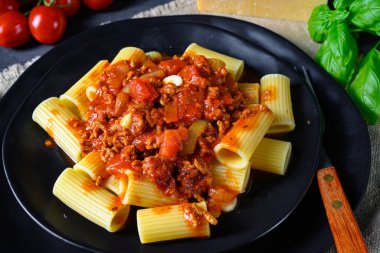 Bolonez soslu Rigatoni makarna ve taze fesleğen.