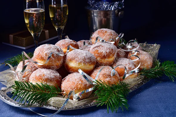 Donuts de Berlim finos com recheio de geléia e cobertura — Fotografia de Stock