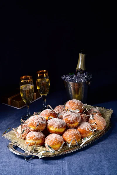 Donuts de Berlim finos com recheio de geléia e cobertura — Fotografia de Stock