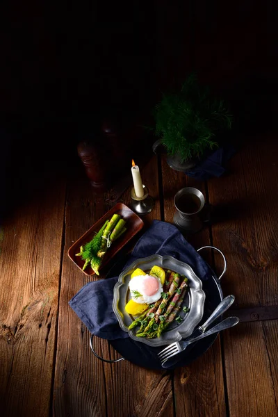 Νόστιμα πράσινα σπαράγγια τυλιγμένα σε μπέικον και αυγό — Φωτογραφία Αρχείου