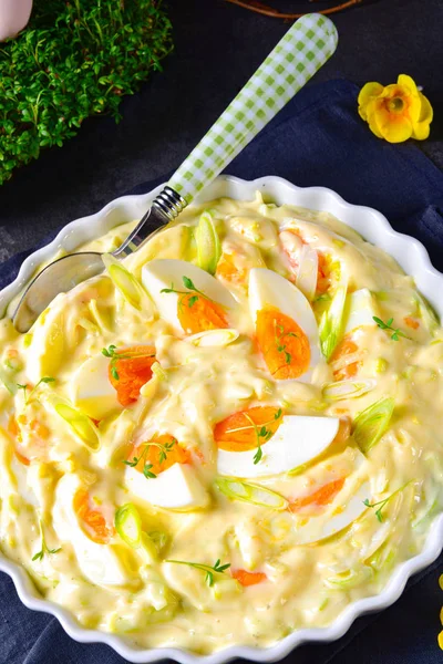 Jarní vajíčkový salát pažitka a lahodná majonéza. — Stock fotografie