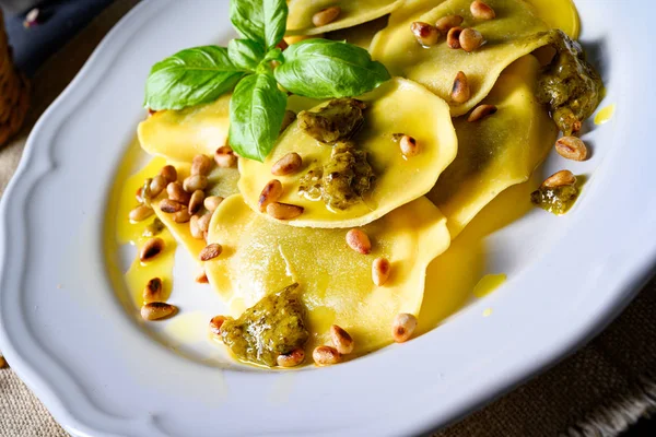 Vegetariano italiano! Tortelli met geroosterde pijnboompitten en pesto — Stockfoto