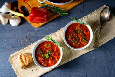 Fasulyeli baharatlı Meksika usulü biftek.