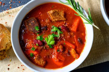 Fasulyeli baharatlı Meksika usulü biftek.