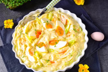 Taze yumurta salatası soğanı ve lezzetli mayonez..